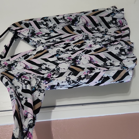 Jennifer Lopez Abstract Top - Picture 6 of 6